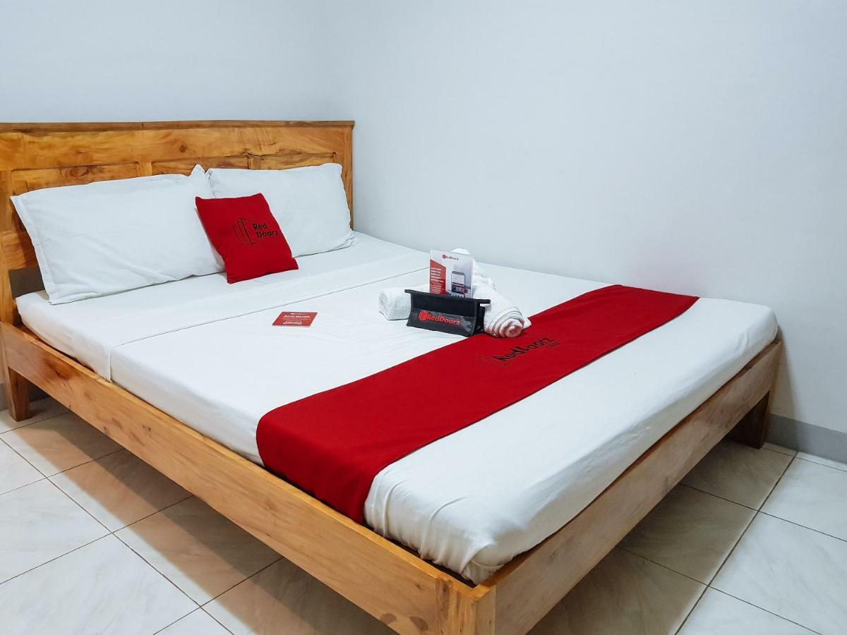 Hotel Reddoorz Near Ramiro Community Hospital Totolan Exterior foto