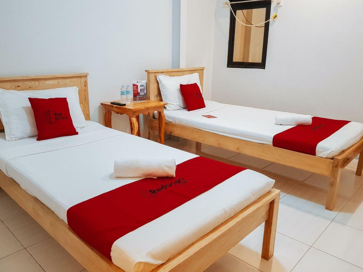 Hotel Reddoorz Near Ramiro Community Hospital Totolan Exterior foto