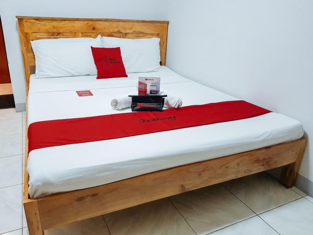 Hotel Reddoorz Near Ramiro Community Hospital Totolan Exterior foto